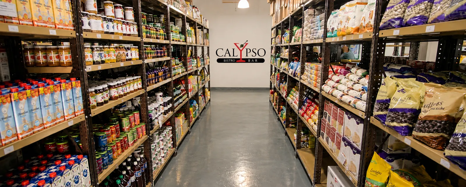 Almacén de Calypso Mayorista con estantes llenos de mercancía