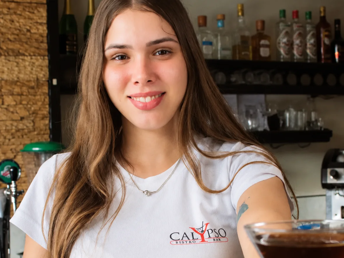 Bartender de Calypso Bistró Bar sirviendo un cóctel