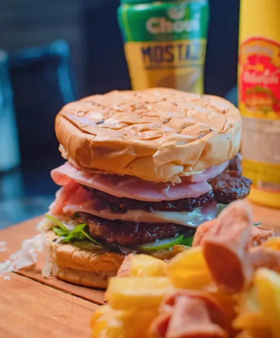 Hamburguesa doble con jamón, queso y papas fritas